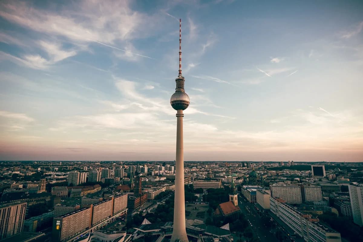 Berlin – Reichstag und Spree bei Dämmerung