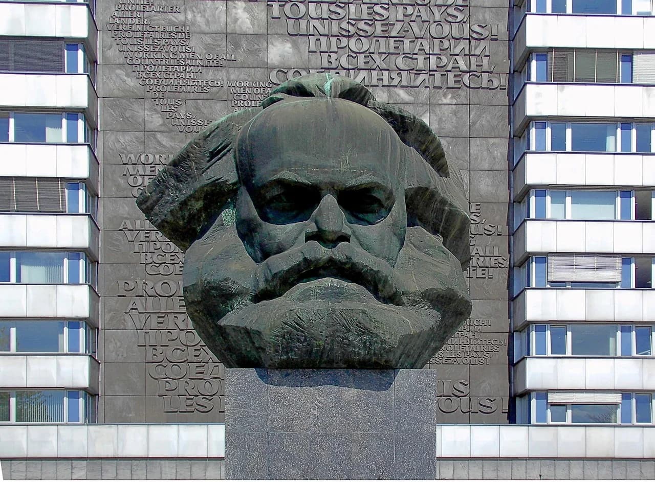 Chemnitz – Karl-Marx-Monument und Stadt