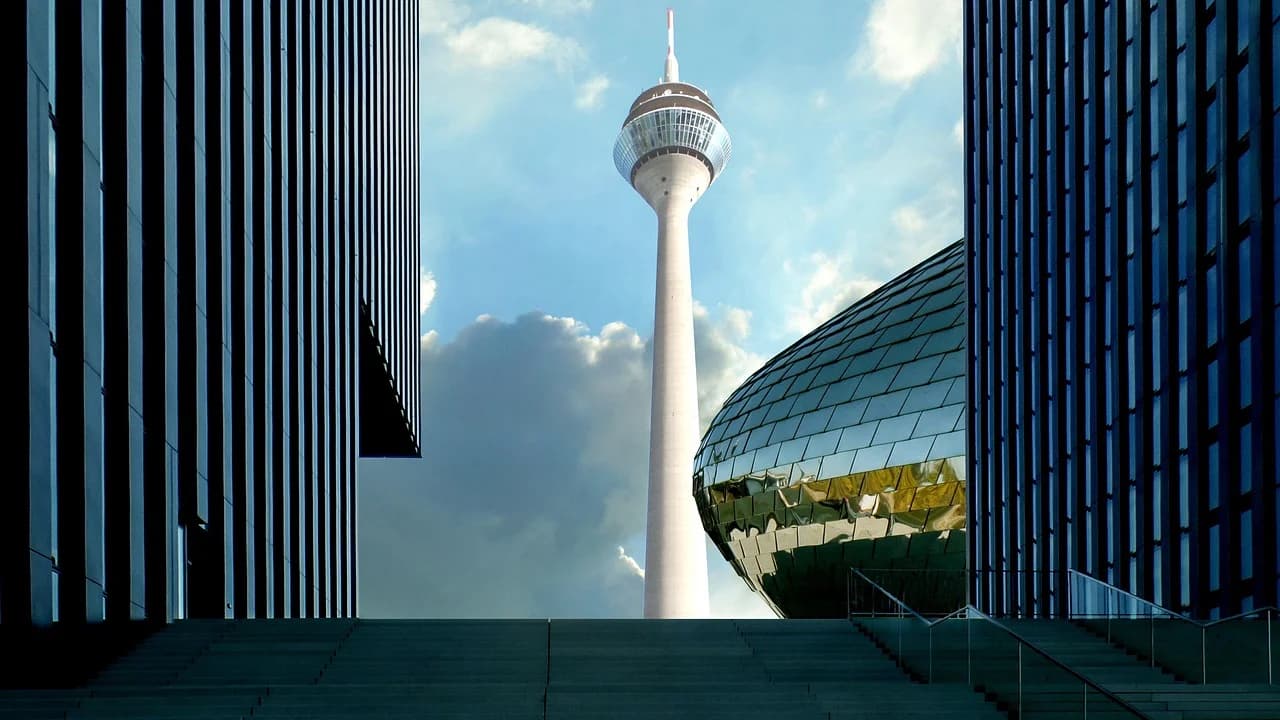 Düsseldorf – Rheinufer und Skyline