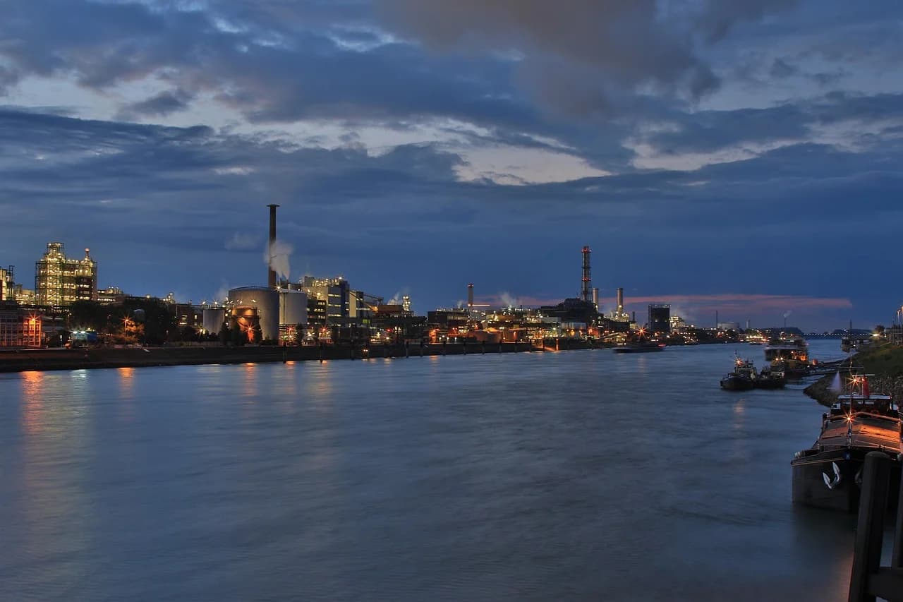 Ludwigshafen am Rhein – Rhein und Skyline
